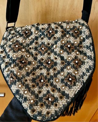 Bolso bandolera de tejido y piel vuelta