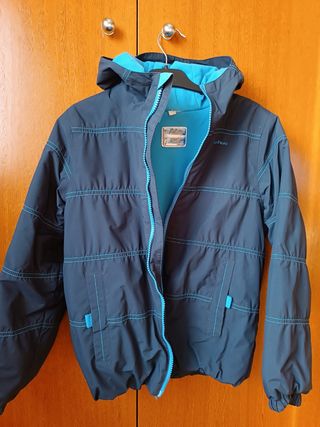 Cazadora marca QUECHUA. hasta 8 años.