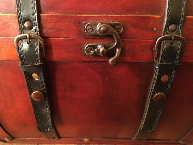 Baúl de madera y cuero