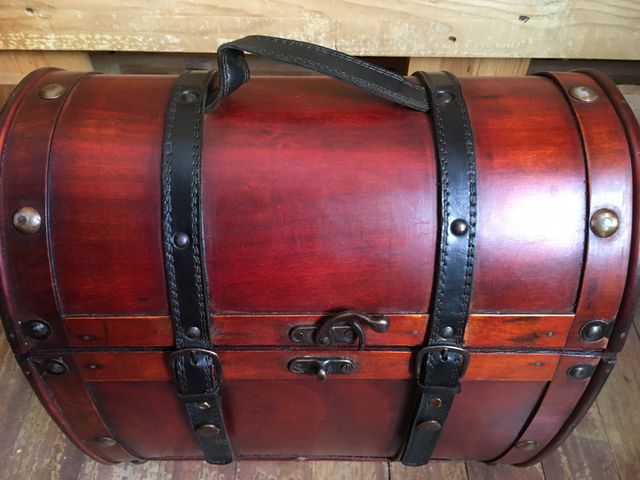 Baúl de madera y cuero