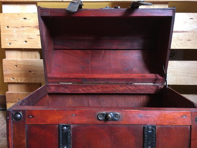 Baúl de madera y cuero
