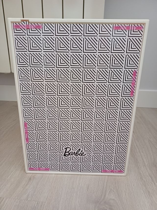 ARMARIO DE BARBIE CON MUÑECA INCLUIDA