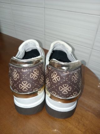 Zapatos blancos de cuña 