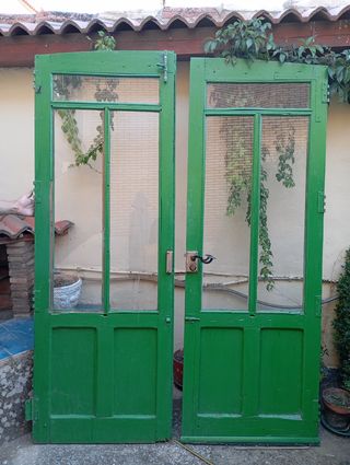 Puerta de madera maciza