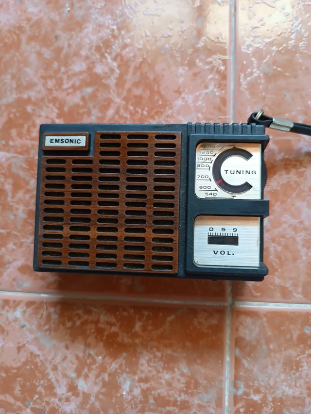 Radio antigua portátil marca Emsonic