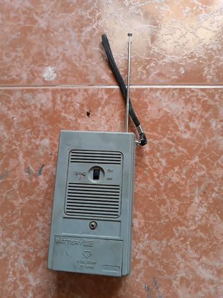 Radio antigua de bolsillo marca Preeti