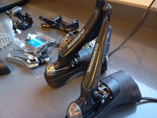 Shimano Ultegra freno de disco y cambio por cable.