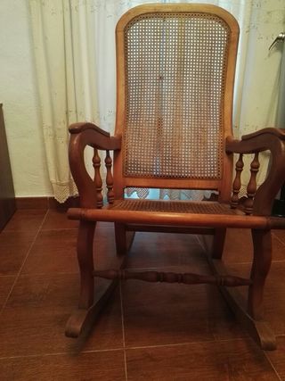 Mecedora de mimbre y madera