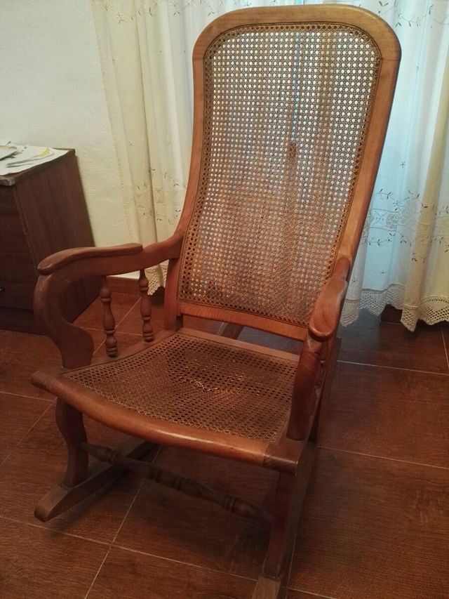 Mecedora de mimbre y madera