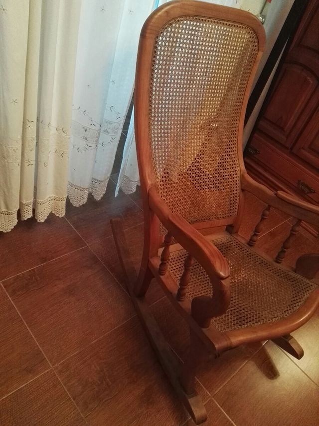 Mecedora de mimbre y madera
