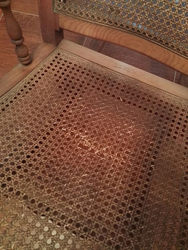 Mecedora de mimbre y madera