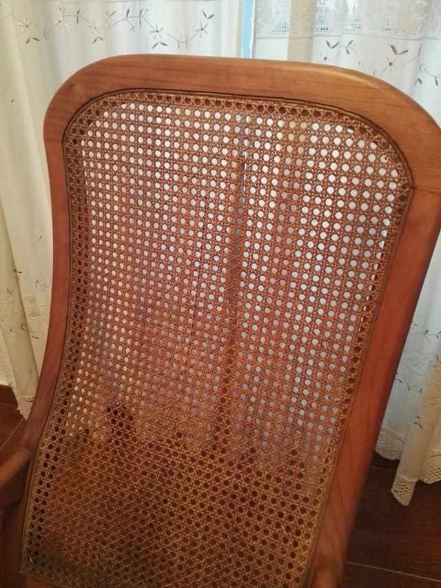 Mecedora de mimbre y madera