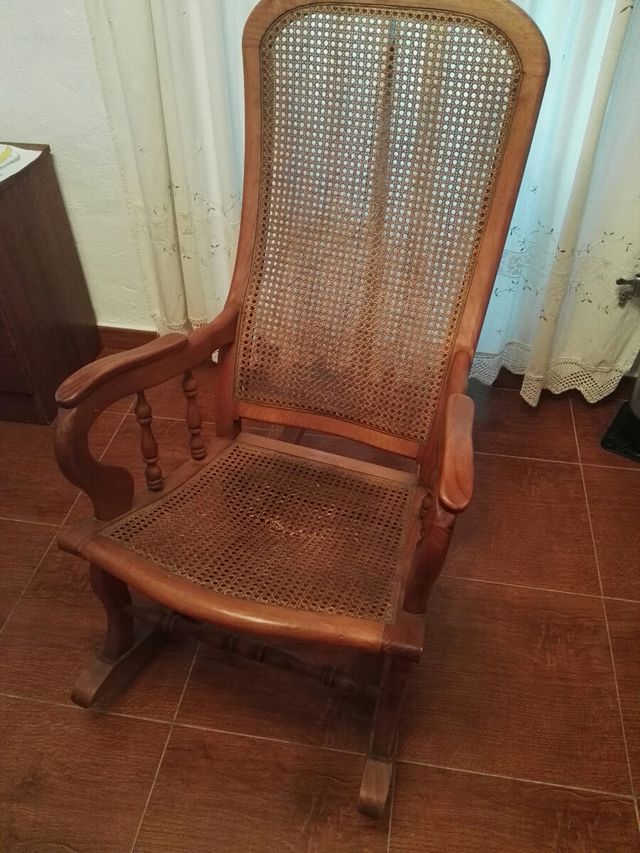 Mecedora de mimbre y madera