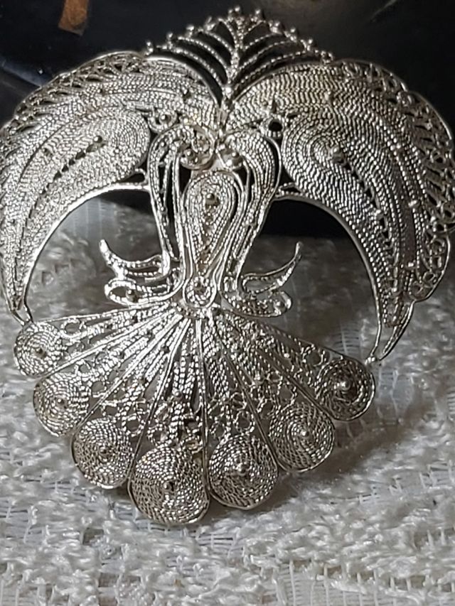 Spilla antica con corallo