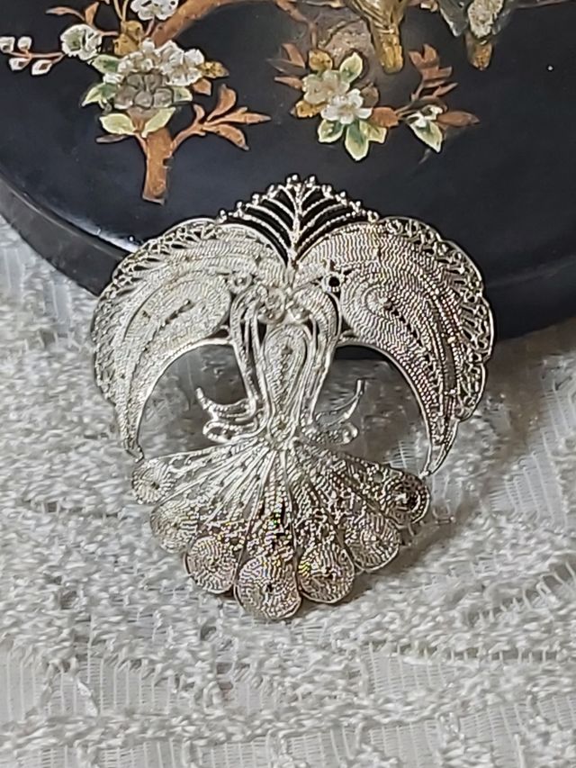 Spilla antica con corallo