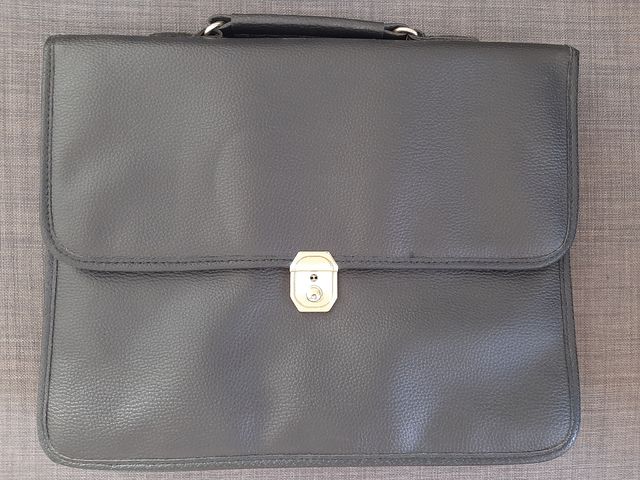 Maletín cuero negro con correa para colgar