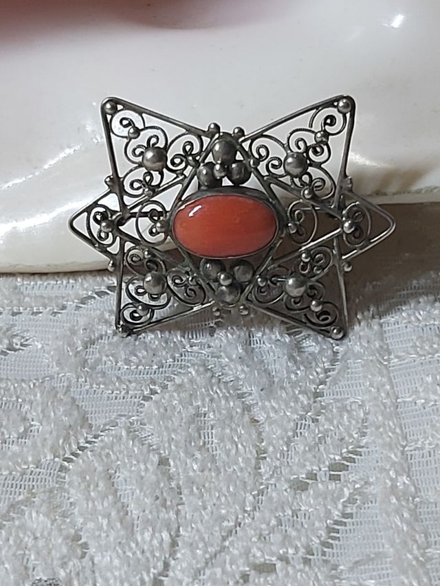 Spilla antica con corallo