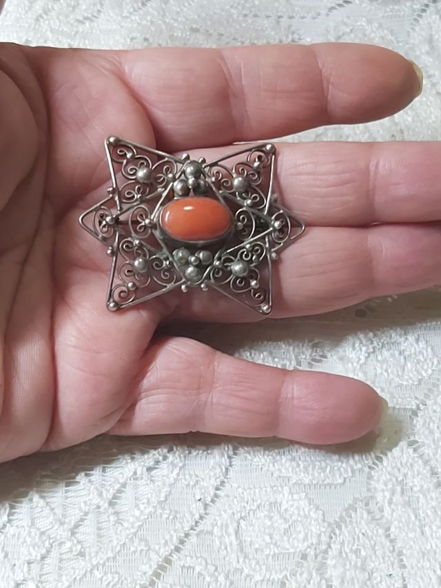 Spilla antica con corallo