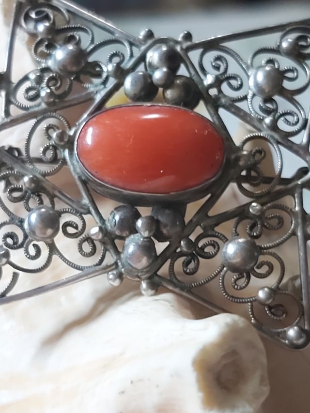 Spilla antica con corallo