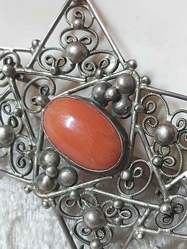 Spilla antica con corallo