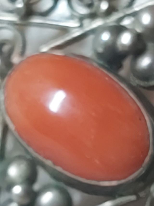 Spilla antica con corallo