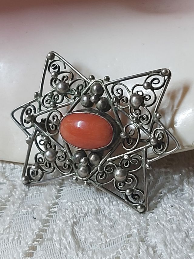 Spilla antica con corallo