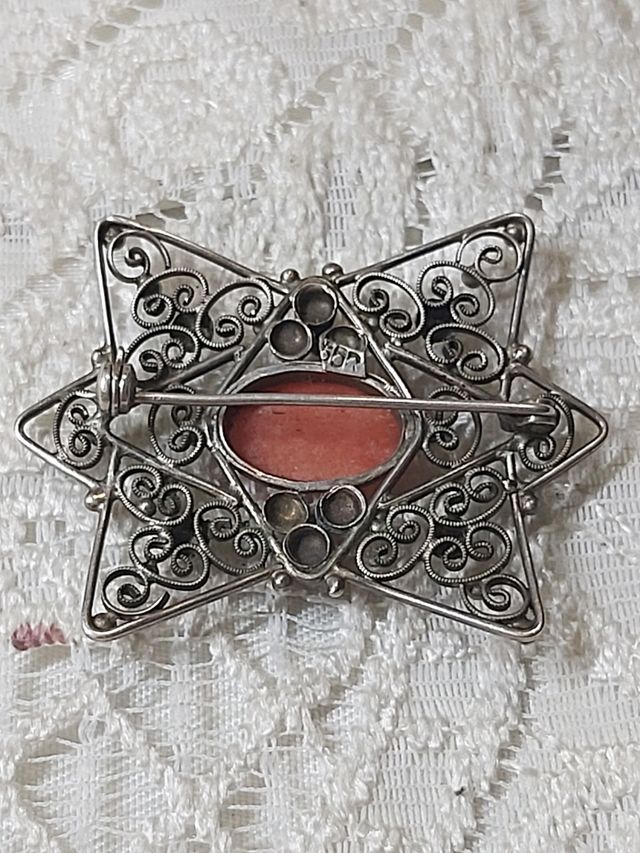 Spilla antica con corallo