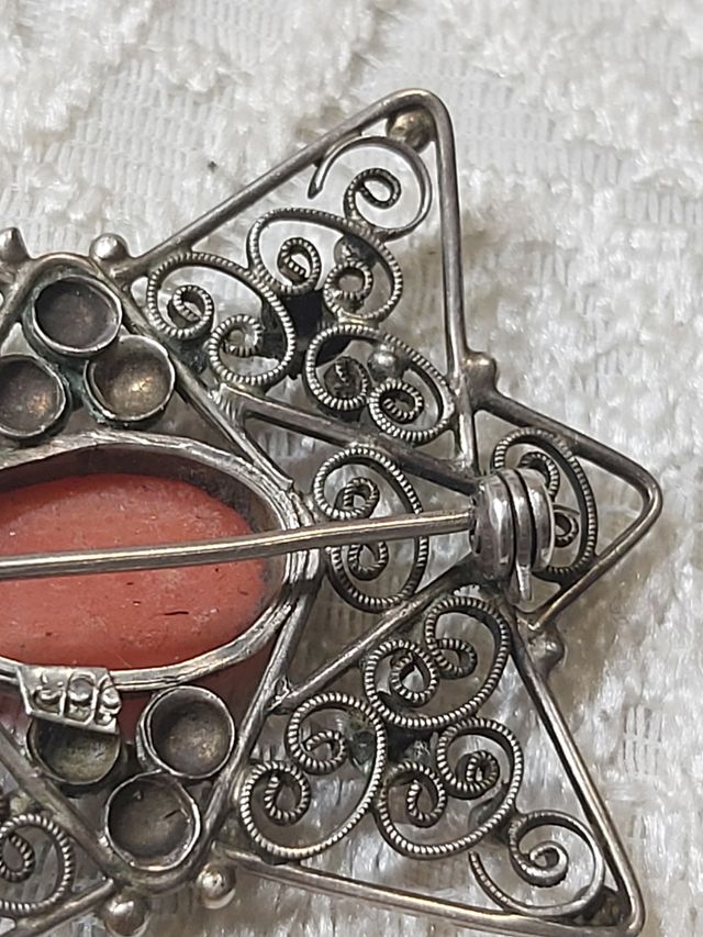 Spilla antica con corallo