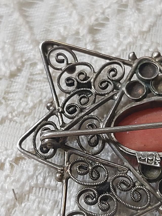 Spilla antica con corallo