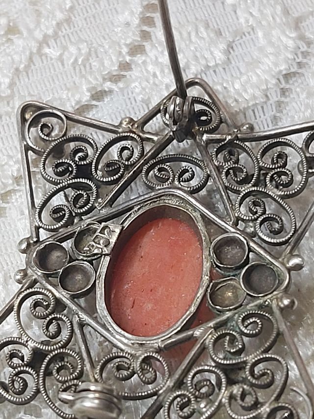 Spilla antica con corallo