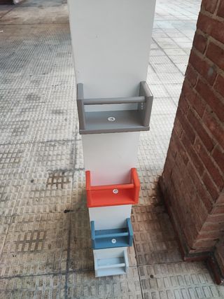 Estantería librería estrecha