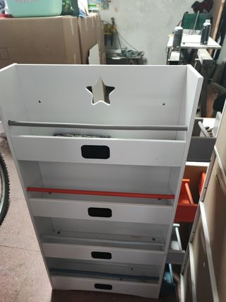 Estantería librería estrecha