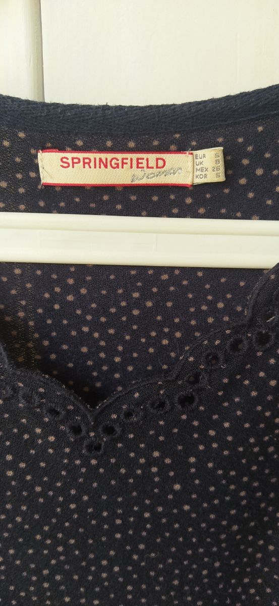 Vestido negro con motitas beig