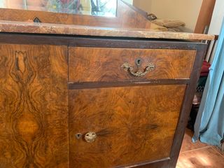 Aparador antiguo con mármol y espejo