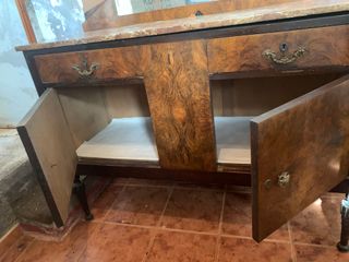 Aparador antiguo con mármol y espejo