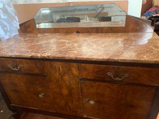 Aparador antiguo con mármol y espejo