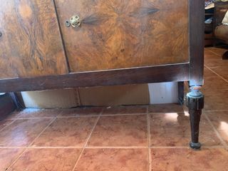 Aparador antiguo con mármol y espejo