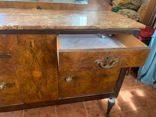 Aparador antiguo con mármol y espejo