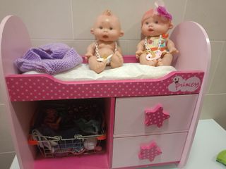 Cama y armario de muñecas de madera