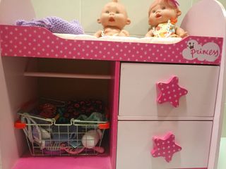 Cama y armario de muñecas de madera