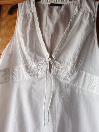 Camisa bordada de chica muy apropiada  para el ver