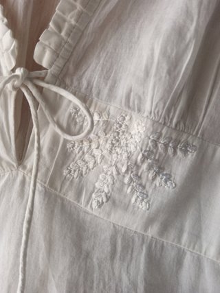 Camisa bordada de chica muy apropiada  para el ver