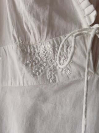 Camisa bordada de chica muy apropiada  para el ver