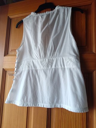 Camisa bordada de chica muy apropiada  para el ver