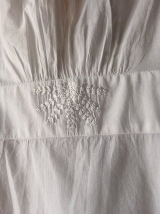Camisa bordada de chica muy apropiada  para el ver