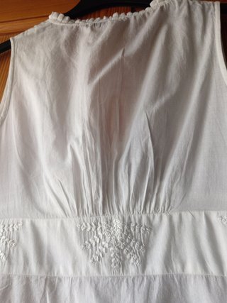 Camisa bordada de chica muy apropiada  para el ver