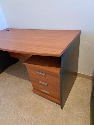 Escritorio con cajonera