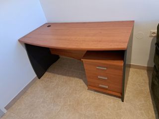 Escritorio con cajonera