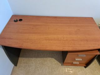 Escritorio con cajonera