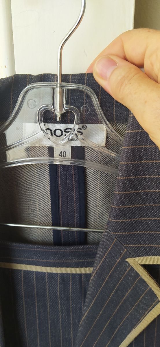 Traje de chaqueta con falda y pantalón.